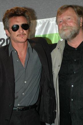 Photo: Picture of Sean Penn and Jack Thompson | The Assassination of Richard Nixon press conference | 29th Toronto International Film Festival t04c-6-212.jpg