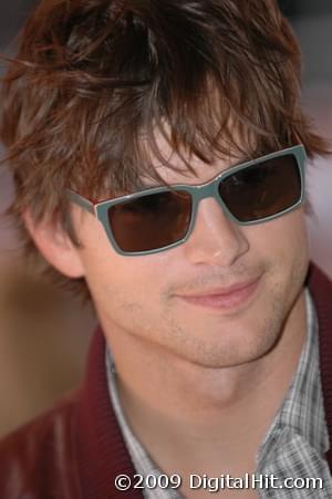 Photo: Picture of Ashton Kutcher | The Joneses premiere | 34th Toronto International Film Festival TIFF2009-d4c-0164.jpg