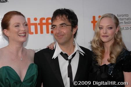 Photo: Picture of Julianne Moore, Atom Egoyan and Amanda Seyfried | Chloe premiere | 34th Toronto International Film Festival TIFF2009-d4i-0132.jpg