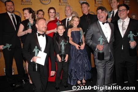 Photo: Picture of Michael Gladis, Elisabeth Moss, Jared Harris, Alexa Alemanni, Christina Hendricks, Jared Gilmore, John Slattery, Kiernan Shipka, Christopher Stanley, Bryan Batt, Aaron Staton and Rich Sommer | 16th Annual Screen Actors Guild Awards 2010-sag-awards-2184.jpg